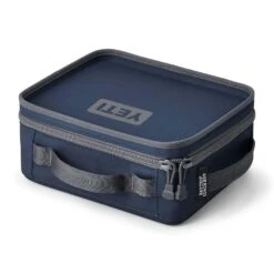 Glacière Yeti Boite Repas DayTrip® Lunch Bag Navy -Meilleur Vêtements Magasin 4c3e527cc7955400e57f51c51109aa3420669af7 H23YETIACC342711 YETI0149002 1