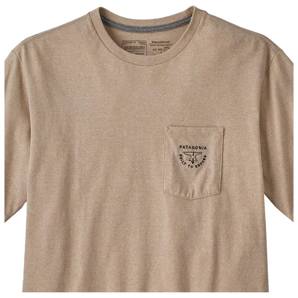 Tee-shirt Patagonia M's Forge Mark Crest Pocket Responsibili-Tee Oar Tan 4 Tee-shirt Patagonia M's Forge Mark Crest Pocket Responsibili-Tee Oar Tan – Image 2